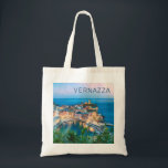 Tote Bag Vernazza Cinque Terre La Spezia Italie Panorama<br><div class="desc">Vernazza au coucher du soleil Cinque Terre village Ligurie Italie souvenir Vintage pour les vacances La Spezia et Italie. Vernazza Retro nuit panorama dans les Cinque Terre comme souvenir pour Riomaggiore et Manarola. Vernazza mode de vie pour les routards et les voyages en ville italienne. Vernazza la nuit à La...</div>