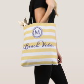 Tote Bag Vibes de plage Jaune blanc rayé Monogramme côtier (De près)