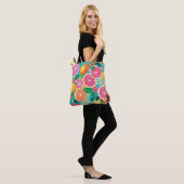 Tote Bag Vibrant Citrus Garden  (Sur le modèle)