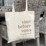 Tote Bag Vino Avant Vows Vine Pays Bachelortie<br><div class="desc">Bienvenue à vos amis dans votre week-end de bachelorette viticole avec ces sacs fourre-tout personnalisés chic et modernes. Design caractéristiques "vino avant vows" en serif classique rose poussiéreux en lettres avec votre nom d'événement ou d'occasion sous en écriture cursive manuscrite. Personnalisez avec le nom de l'emplacement et/ou l'année en dessous....</div>