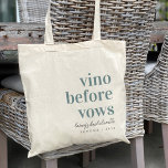 Tote Bag Vino Avant Vows Vine Pays Bachelortie<br><div class="desc">Bienvenue à vos amis dans votre week-end de bachelorette viticole avec ces sacs fourre-tout personnalisés chic et modernes. Design caractéristiques "vino avant vows" en serif classique bleu poussiéreux en lettres avec votre nom d'événement ou d'occasion en écriture cursive manuscrite. Personnalisez avec le nom de l'emplacement et/ou l'année en dessous.</div>