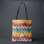 Tote Bag Vintage coloré Chevron Monogram arc-en-ciel<br><div class="desc">Présentant notre design monogramme élégant, présentant de grandes initiales de typographie dans une police classique intemporelle, complétée par votre nom ci-dessous et ornée de rayures de chevrons chic de couleur arc-en-ciel. Avec suffisamment d'espace pour accueillir tous vos besoins essentiels, ils sont les compagnons parfaits pour toute occasion. Que vous soyez...</div>
