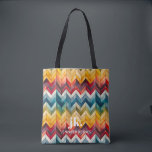 Tote Bag Vintage coloré Chevron Monogram arc-en-ciel<br><div class="desc">Présentant notre design monogramme élégant, présentant de grandes initiales de typographie dans une police classique intemporelle, complétée par votre nom ci-dessous et ornée de rayures de chevrons chic de couleur arc-en-ciel. Avec suffisamment d'espace pour accueillir tous vos besoins essentiels, ils sont les compagnons parfaits pour toute occasion. Que vous soyez...</div>