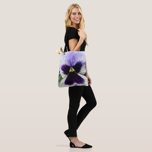 Tote Bag violet profond sur blanc (Sur le modèle)