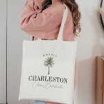 Tote Bag Watercolor Palm Tree Bachelorte<br><div class="desc">Bienvenue amis à votre soirée bachelorette ou week-end de filles avec ces sacs fourre-tout personnalisés chic. Design présente une illustration de palmier aquarelle avec votre destination en dessous (illustrée avec Charleston) en lettres serif classiques. Ajoutez votre nom d'événement en dessous dans un script cursif vert foncé écrit à la main,...</div>