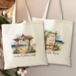 Tote Bag Weekend Beach Wedding Accueil personnalisé<br><div class="desc">Sac fourre-tout d'accueil personnalisé à thème de plage pour les clients du week-end mariage. Ce charmant design présente une scène aquarelle d'une pagode de cérémonie mariage en bois, sur une plage en bord de mer, drapée de voiles et de fleurs tropicales. De l'autre côté se trouve un panneau d'accueil boho...</div>