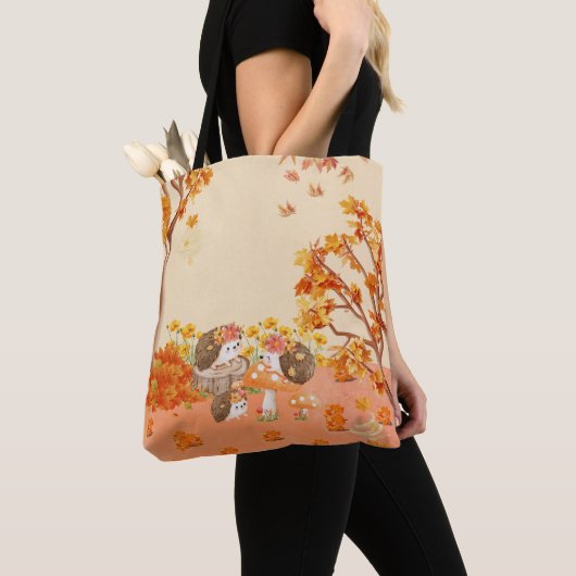 Tote Bag Whimsy d'automne : Hérisson dans une forêt cosy (De près)