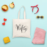 Tote Bag Wifey Elegant Script noir femmes<br><div class="desc">Sac fourre-tout "Wifey" mignon et simple dans l'élégante écriture de script noir. Fait un grand cadeau mariage pour l'avenir Mme!</div>