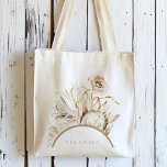 Tote Bag Wild Boho Protea Pampas Grass Floral Personnalisé<br><div class="desc">Ce sac fourre-tout personnalisé présente une protéa d'aquarelle peinte, une orchidée blanche, de l'herbe de pampas sèche, de l'anthurium blanc, un fleur sauvage, des feuilles avec un cadre en arc, et une photo sur le dos. Pour une personnalisation plus avancée de cette conception, cliquez sur le BOUTON OUTIL DESIGN BLEU....</div>