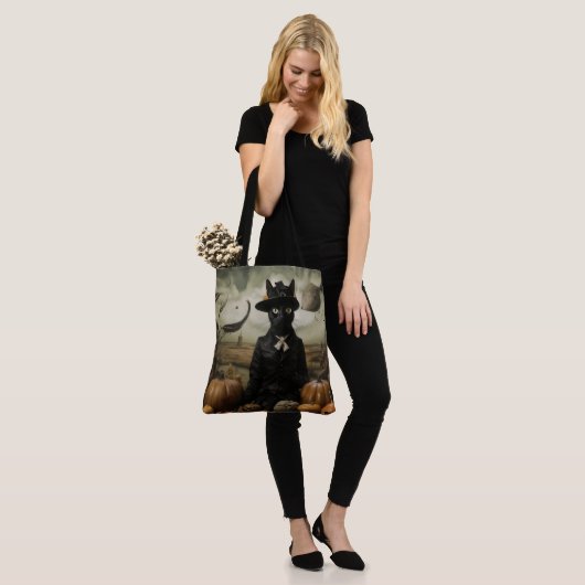 Tote Bag Witch Cat with Pumpkins  (Sur le modèle)
