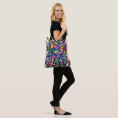 Tote Bag With Black Background Floral Design (Sur le modèle)