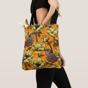 Tote Bag Wrens dans le jardin d'anémones jaunes