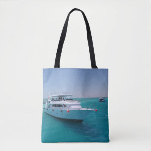 Tote Bag Yacht blanc neigé près de l'île blanche en mer Rou