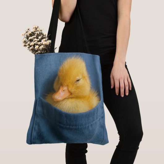 Tote Bag Yellow Duckling In a Blue T-shirt Pocket (De près)