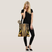 Tote Bag Yeux intenses de chat (Sur le modèle)
