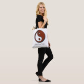 Tote Bag Yin Yang par Shirley Taylor (Sur le modèle)