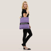Tote Bag Yoga motif à rayures blanches élégantes sur violet (Sur le modèle)