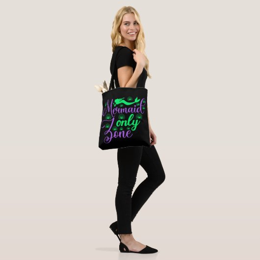 Tote Bag Zone de sirène seulement dans Neon Green et Purple (Sur le modèle)