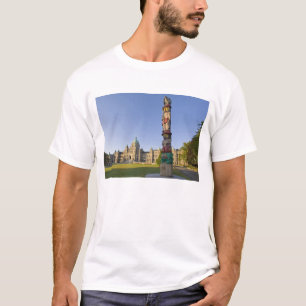 Totempaal bij het parlementsgebouw in t-shirt