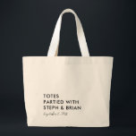 Totes Partitionnées avec un couple, sac de bienven<br><div class="desc">Ce sac fourre-tout ludique et ludique est le souvenir parfait pour les clients mariages,  et peut aussi servir de sac de bienvenue. Le design minimaliste se démarque de la foule. Vous pouvez modifier la couleur du type et ajouter votre propre libellé.</div>