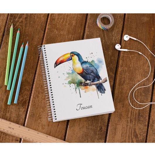 toucan coloré assis sur une branche