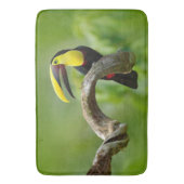 Toucan zittend op de tak in het bos badmat (Voorkant Verticaal)