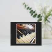 Touches de piano sur carte postale noire (Debout devant)