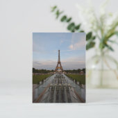 Tour de Eiffel - Paris, France - Carte postale (Debout devant)