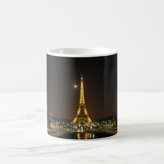Tour Eiffel à la tasse de nuit