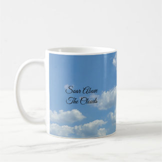 Tourner Au-Dessus De La Mug De Café Nuageux