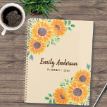 Tournesol jaune Personnalisé Planificateur 2023<br><div class="desc">Ce joli Planner est décoré de tournesols aquarelle et de feuillage vert sur un arrière - plan beige doux. Le texte est brun foncé. Vous pouvez le personnaliser en ajoutant votre nom et en changeant l'année. Utilisez l'option Outil de conception pour modifier la taille, le style et la couleur du...</div>