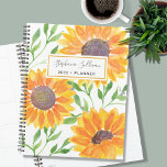 Tournesol personnalisé 2023<br><div class="desc">Ce planificateur unique est décoré de tournesols couleur jaune et de feuilles verts sont sur un arrière - plan blanc. Facilement personnalisable avec votre nom et votre année. Parce que nous créons notre oeuvre,  vous ne trouverez pas cette image exacte d'autres designers. Aquarelle originale © Michele Davies.</div>