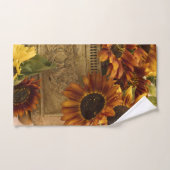 Tournesols oranges dans le panier de bidon (Serviette à main)