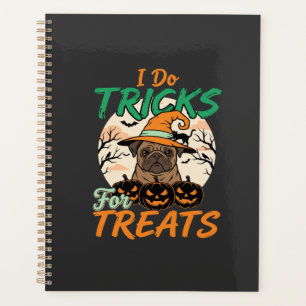 Tours de pug d'Halloween pour sorcière de friandis