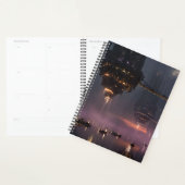 Tours futuristes flottant au-dessus du port (Devant avec enveloppe)