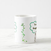 Tout autour de l'arbre Hugger avec la tasse de (Centre)