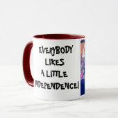 TOUT LE MONDE AIME L'INDÉPENDANCE MUG (Devant gauche)