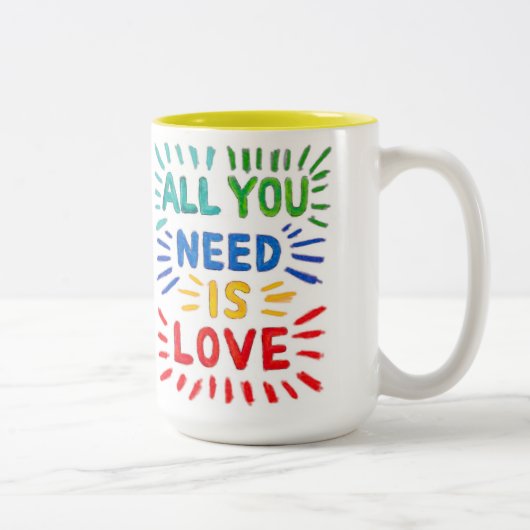 Tout que vous avez besoin est tasse d'amour (Droit)