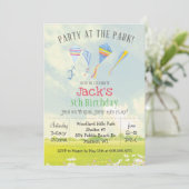 TOUTE Fête AGE au parc Kite Birthday Invitation (Debout devant)