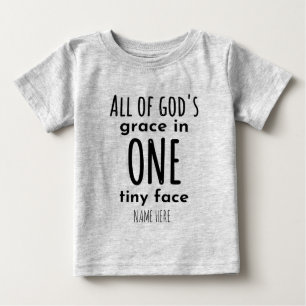 Toute la grâce de Dieu dans un minuscule T-shirt b