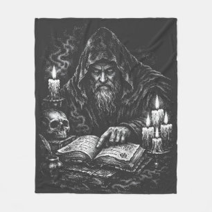 Tovenaar die het Grimoire bestudeert — door BurnsI Fleece Deken
