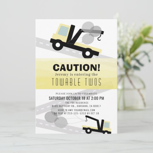 Towable Twos Wrecker 2e invitation anniversaire (Debout devant)