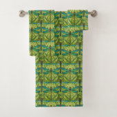 Towel with a vibrant pattern of green and blue  (En situation)