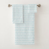 Towels with a light blue fish pattern hang neatly (En situation)