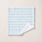 Towels with a light blue fish pattern hang neatly (Gant de toilette)