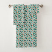 Towels with a teal floral pattern hang  (En situation)