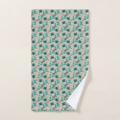 Towels with a teal floral pattern hang  (Serviette à main)
