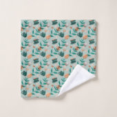 Towels with a teal floral pattern hang  bad handdoek (Wasdoekje)