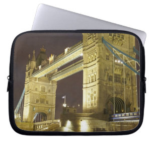 Tower Bridge en de rivier de Theems bij schemering Laptop Sleeve