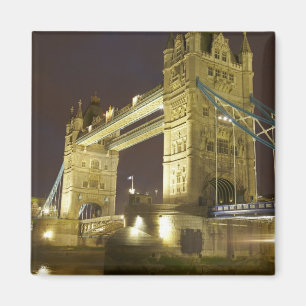 Tower Bridge en de rivier de Theems bij schemering Magneet